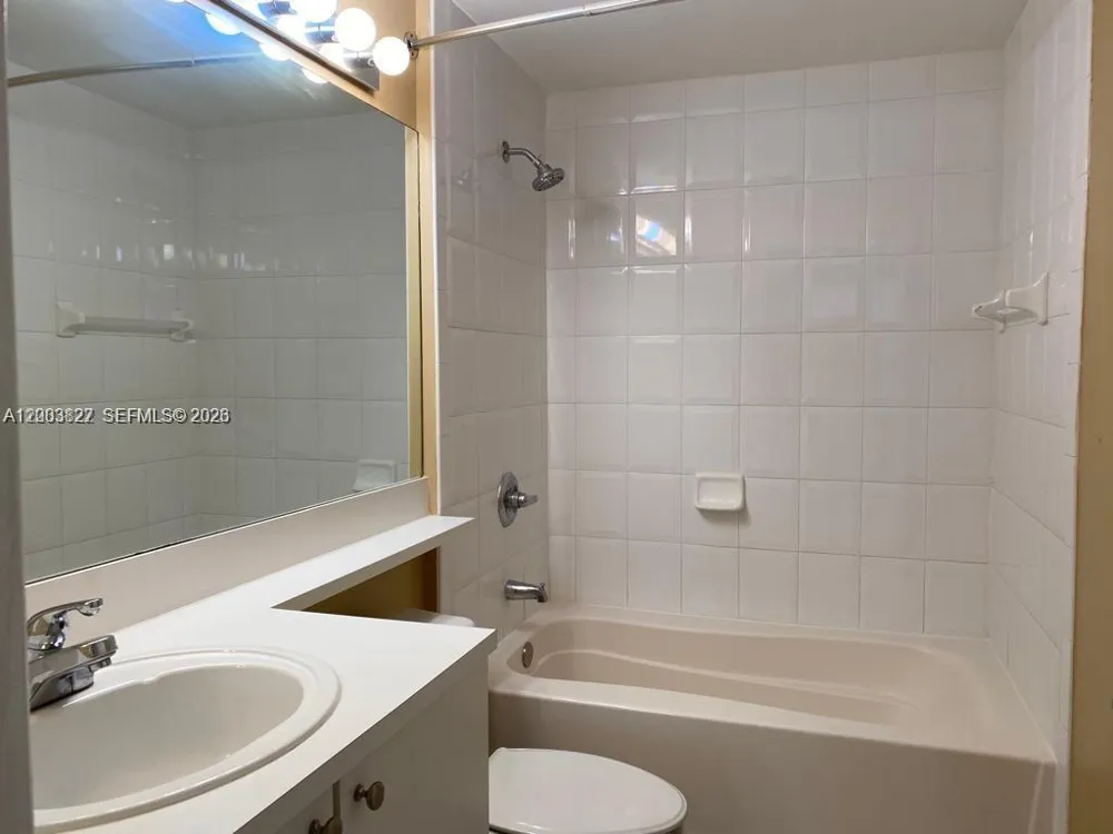 8060 Nob Hill Rd #203 Tamarac, FL 33321