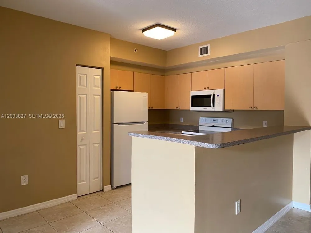 8060 Nob Hill Rd #203 Tamarac, FL 33321