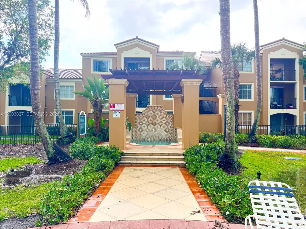 8060 Nob Hill Rd #203 Tamarac, FL 33321