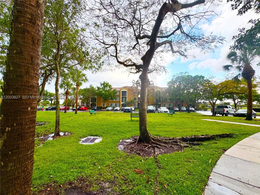 8060 Nob Hill Rd #203 Tamarac, FL 33321
