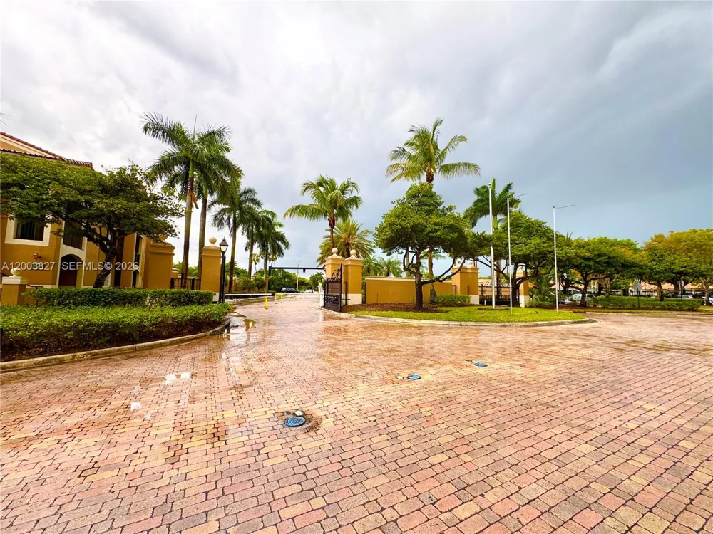 8060 Nob Hill Rd #203 Tamarac, FL 33321