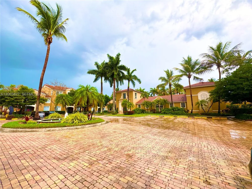 8060 Nob Hill Rd #203 Tamarac, FL 33321