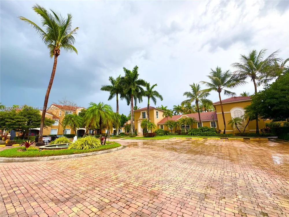 8060 Nob Hill Rd #203 Tamarac, FL 33321