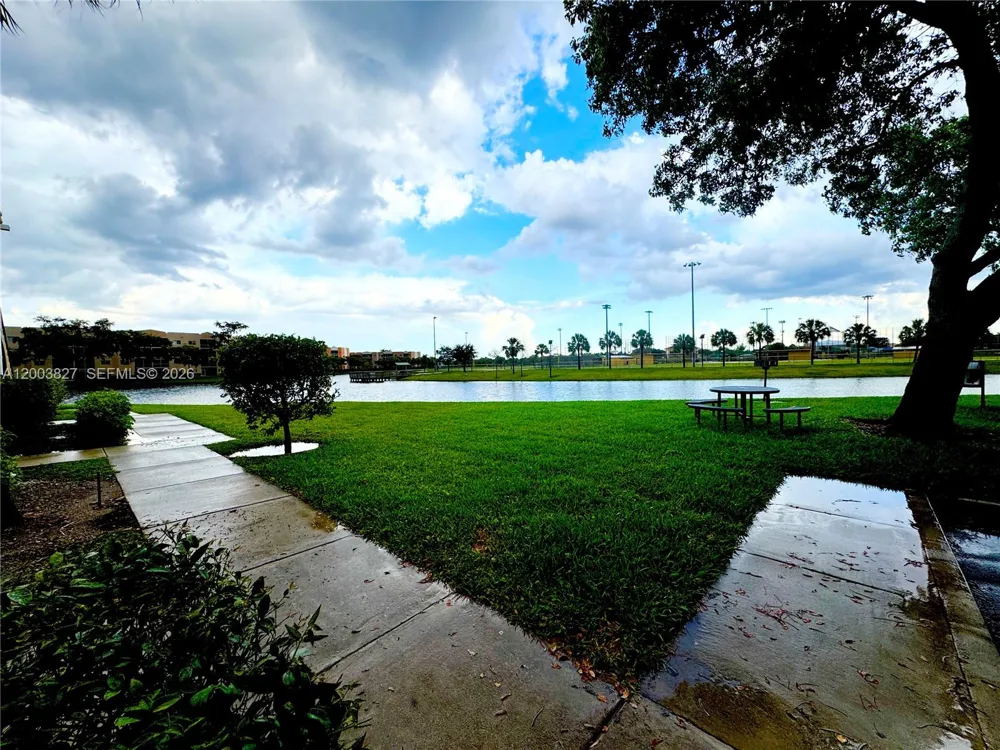 8060 Nob Hill Rd #203 Tamarac, FL 33321