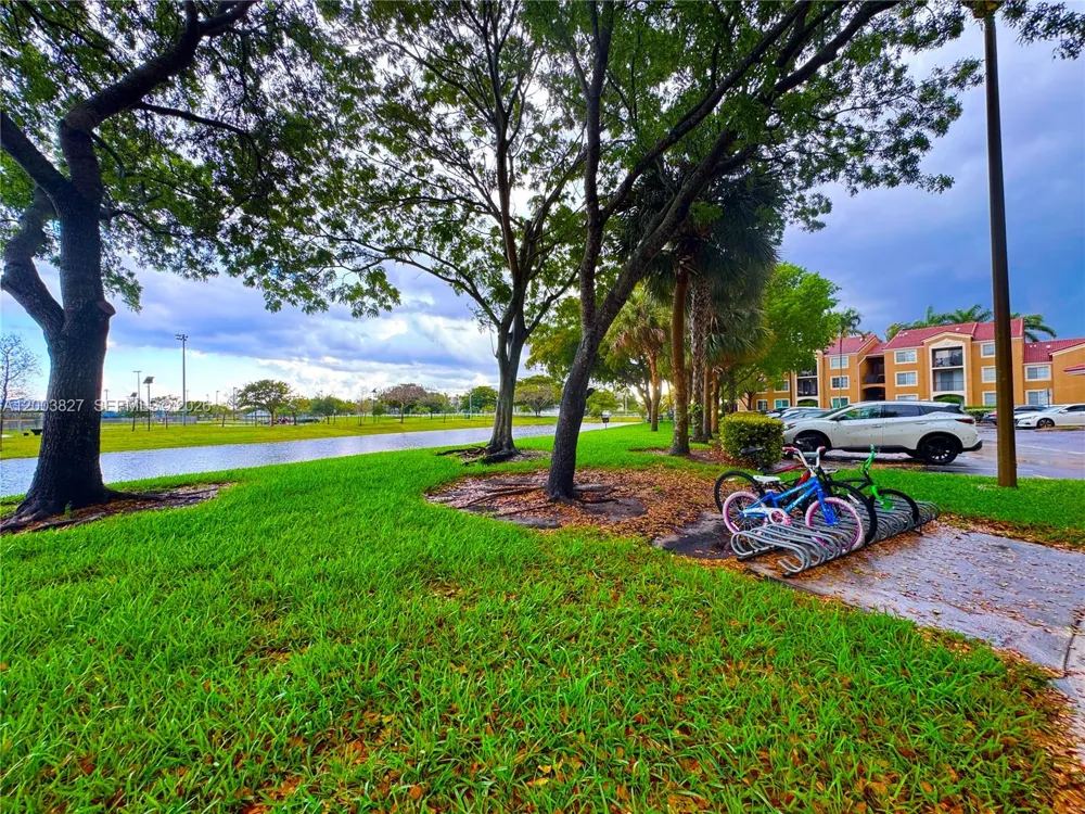 8060 Nob Hill Rd #203 Tamarac, FL 33321