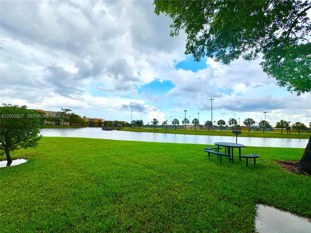 8060 Nob Hill Rd #203 Tamarac, FL 33321