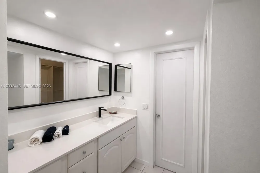 77 Crandon Blvd #3C Key Biscayne, FL 33149