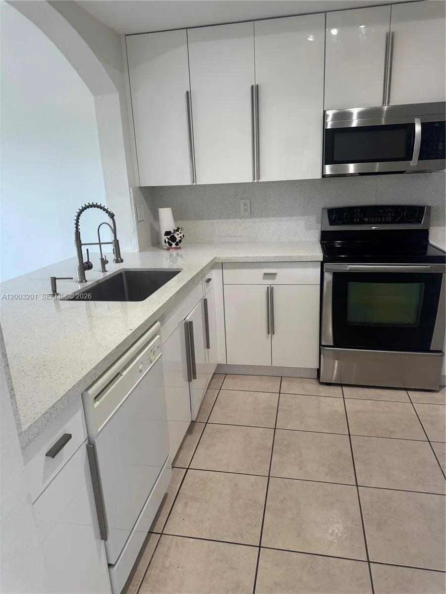 8826 W Flagler St #102 Miami, FL 33174