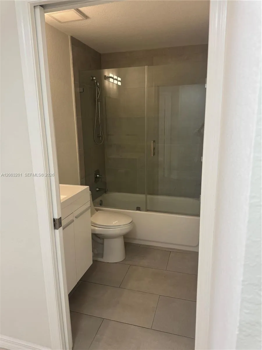 8826 W Flagler St #102 Miami, FL 33174