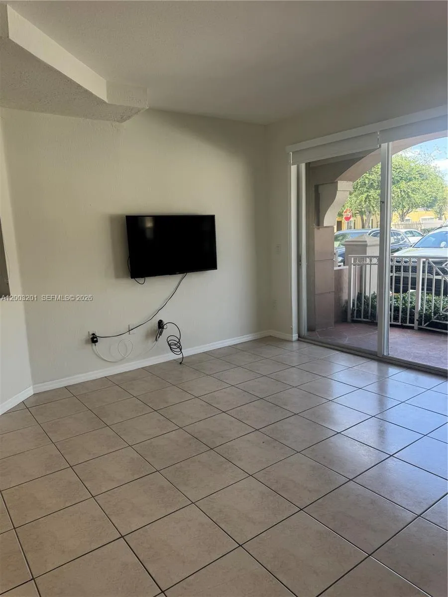 8826 W Flagler St #102 Miami, FL 33174