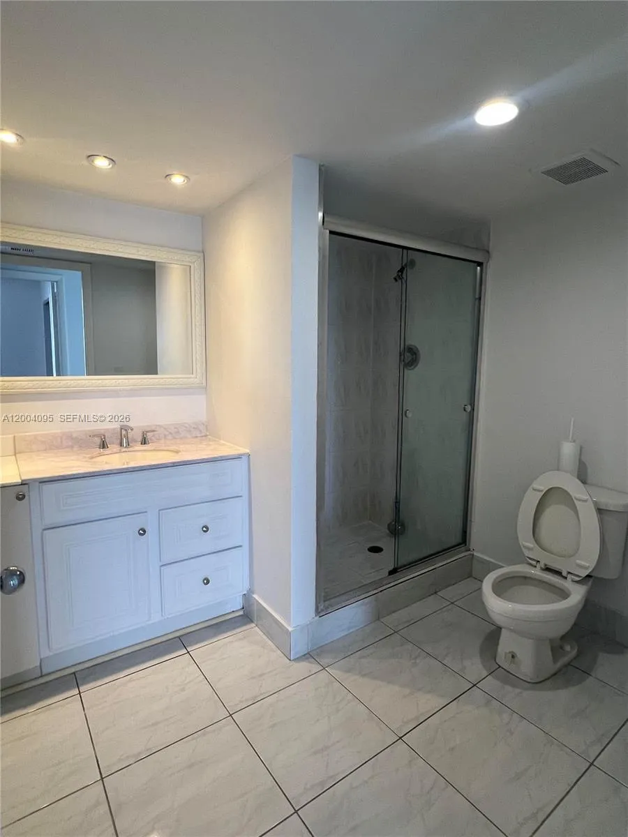 17500 Bay Rd #S907 Sunny Isles Beach, FL 33160