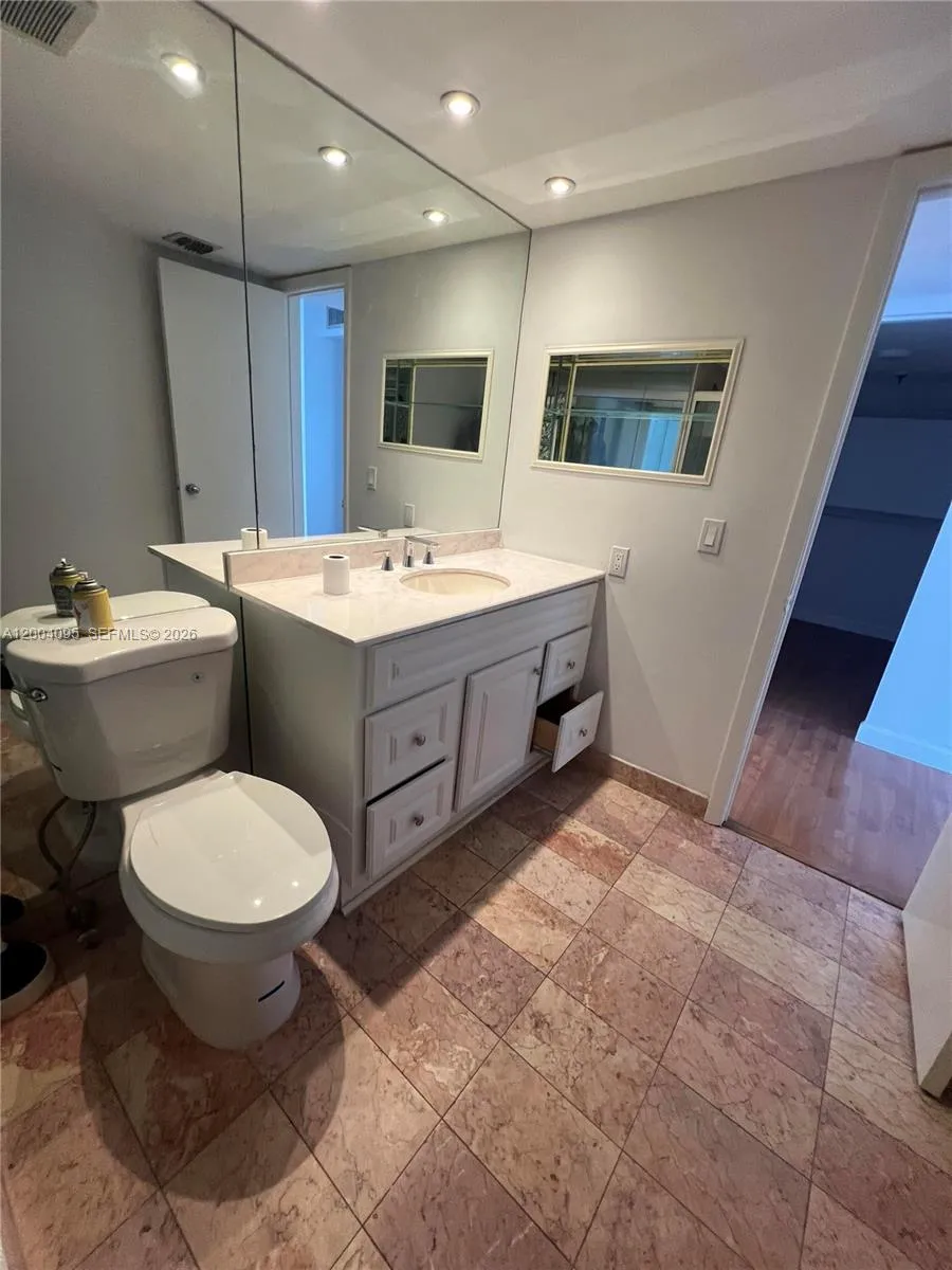 17500 Bay Rd #S907 Sunny Isles Beach, FL 33160