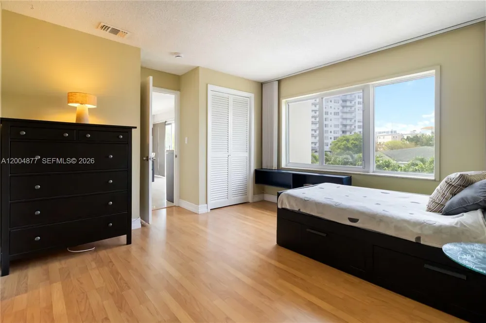 126 Golden Isles Dr #32A Hallandale Beach, FL 33009