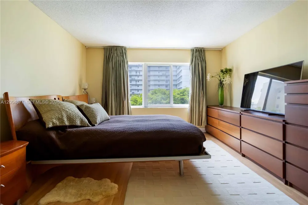 126 Golden Isles Dr #32A Hallandale Beach, FL 33009