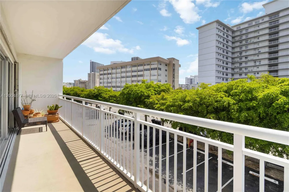 126 Golden Isles Dr #32A Hallandale Beach, FL 33009