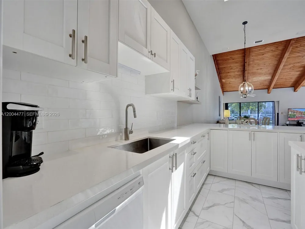 2667 S Parkview Dr Hallandale Beach, FL 33009