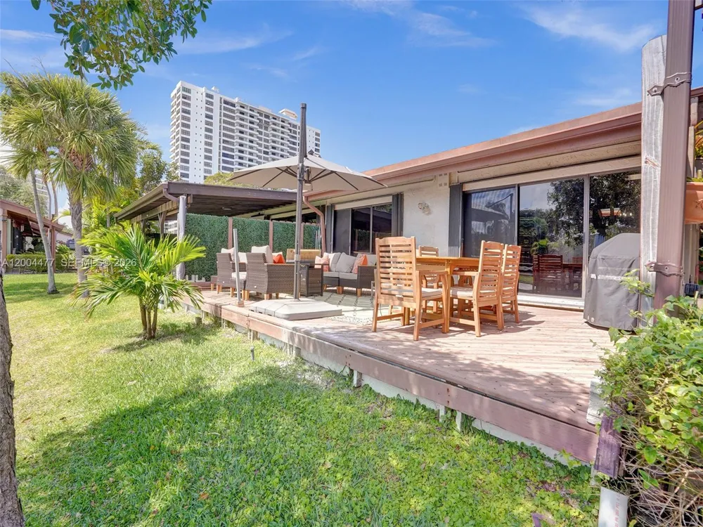 2667 S Parkview Dr Hallandale Beach, FL 33009