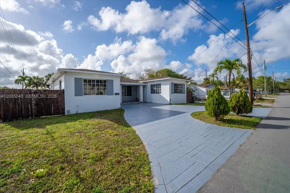 740 SW 7th Ave Hallandale Beach, FL 33009