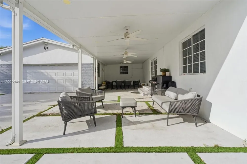 740 SW 7th Ave Hallandale Beach, FL 33009