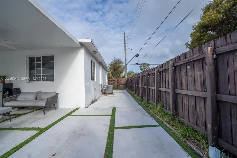 740 SW 7th Ave Hallandale Beach, FL 33009