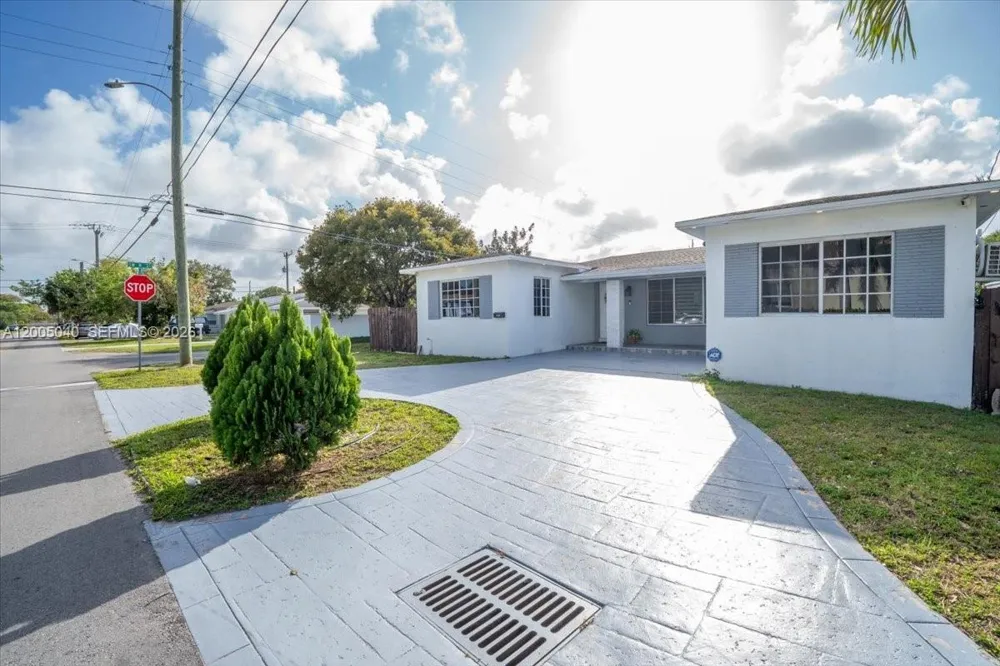 740 SW 7th Ave Hallandale Beach, FL 33009