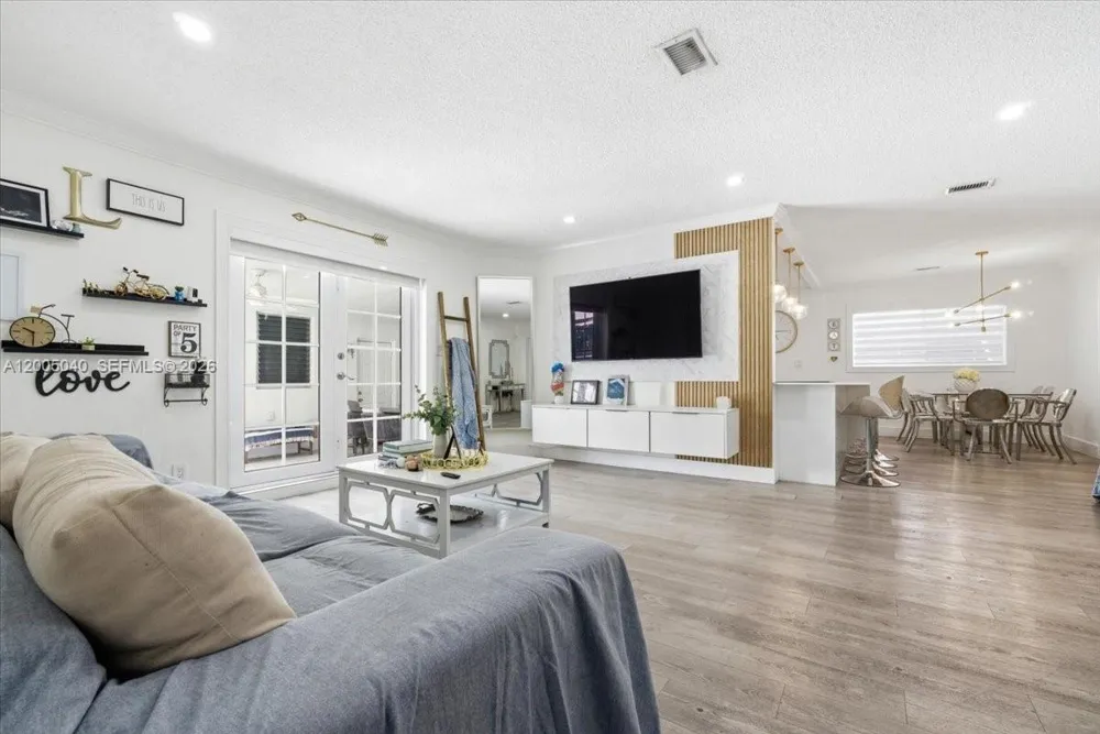 740 SW 7th Ave Hallandale Beach, FL 33009