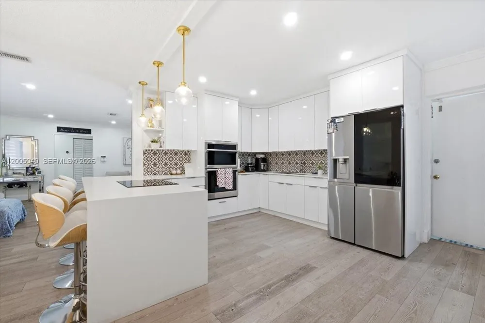 740 SW 7th Ave Hallandale Beach, FL 33009