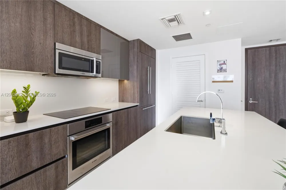 68 SE 6th St #1106 Miami, FL 33131