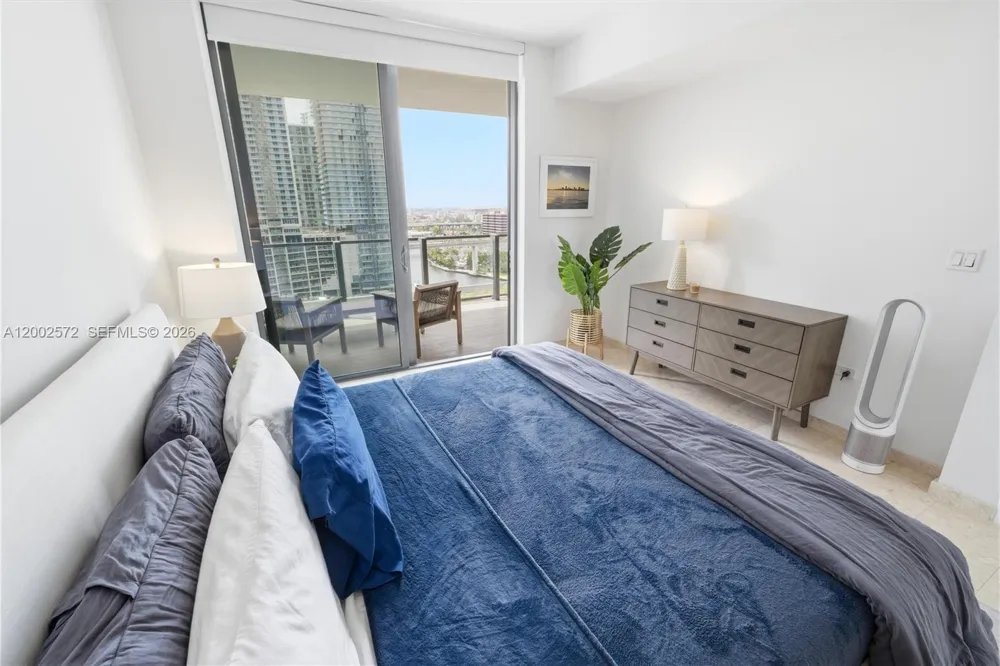 68 SE 6th St #1106 Miami, FL 33131