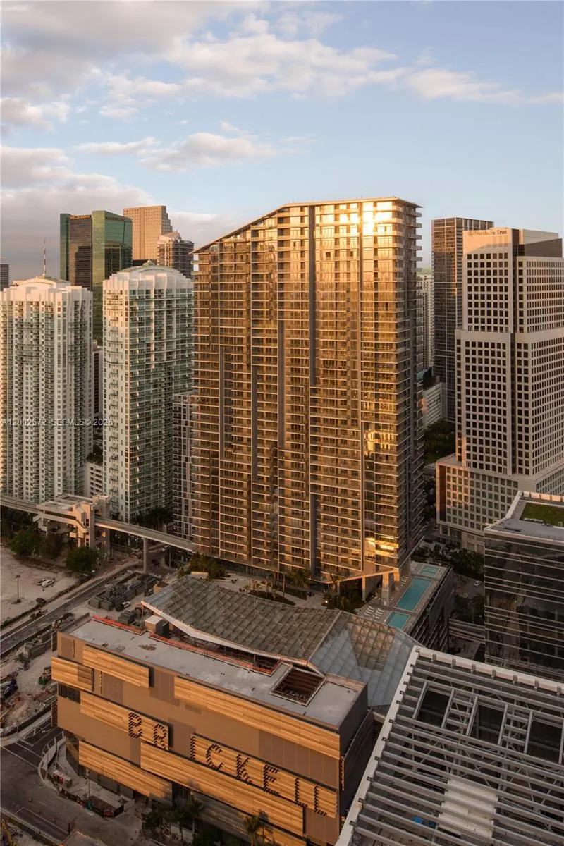68 SE 6th St #1106 Miami, FL 33131