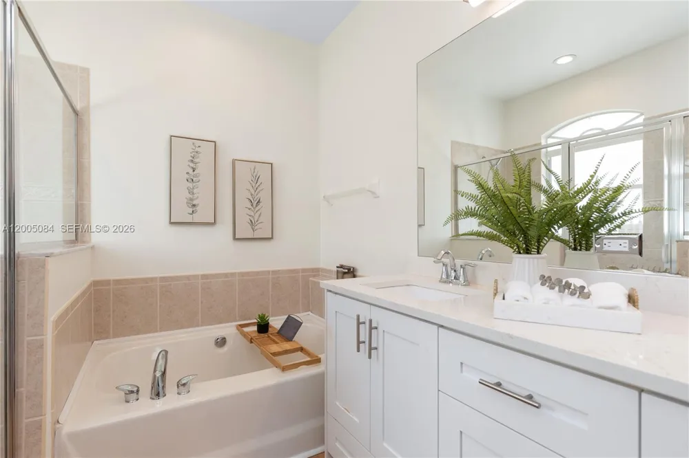 1896 Crestview Way Naples, FL 34119