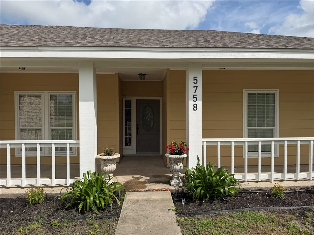 5758 Grand Lake Robstown, TX 78380