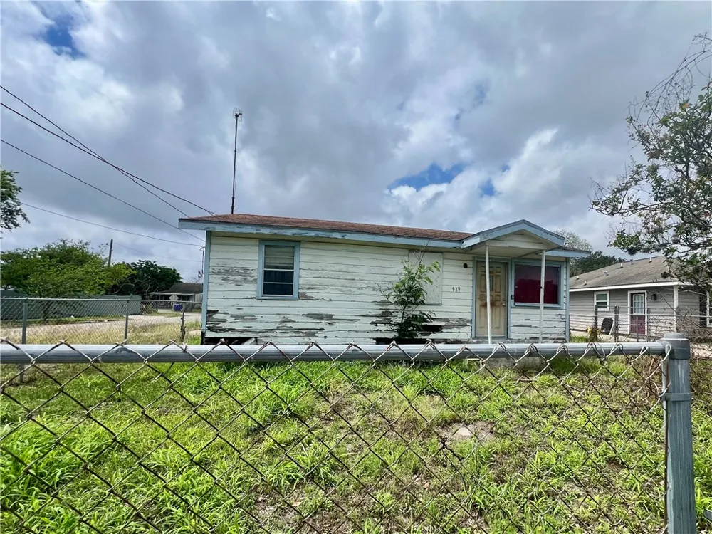 919 S Brownlee Boulevard Corpus Christi, TX 78404