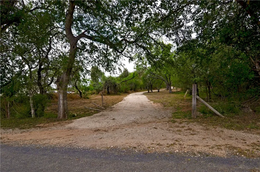 101 Alfredo Floresville, TX 78114