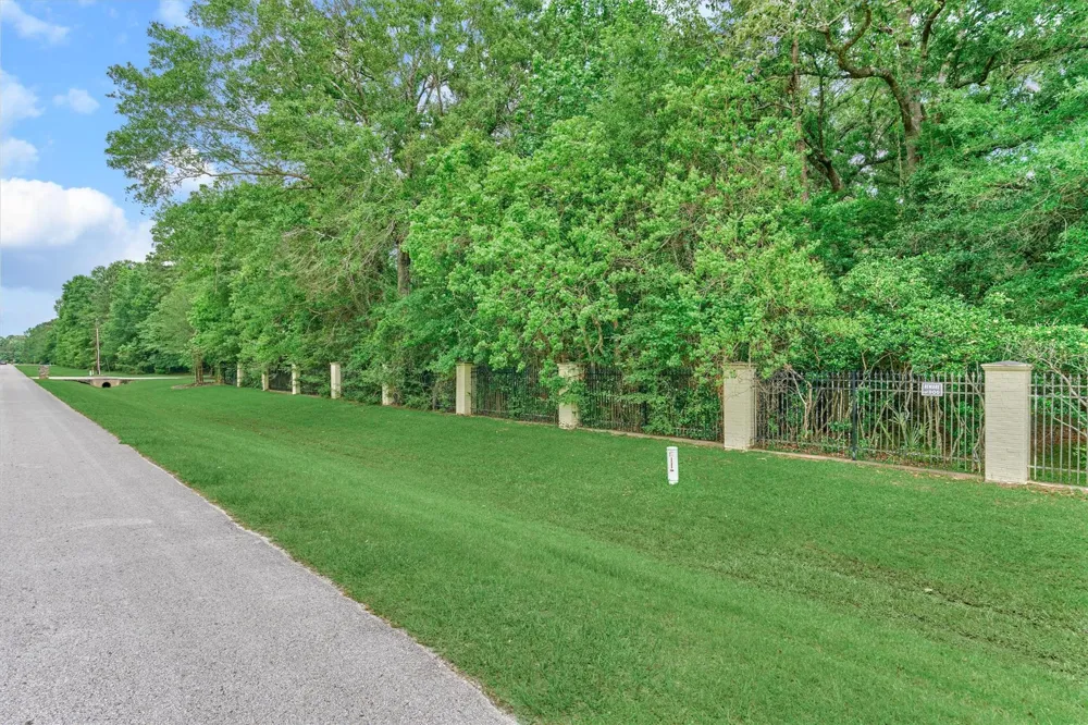 Lake Commons Way Huffman, TX 77336