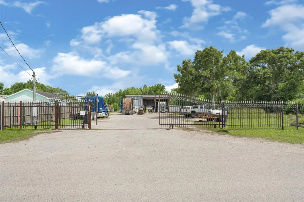 811 Coen Road Rosharon, TX 77583