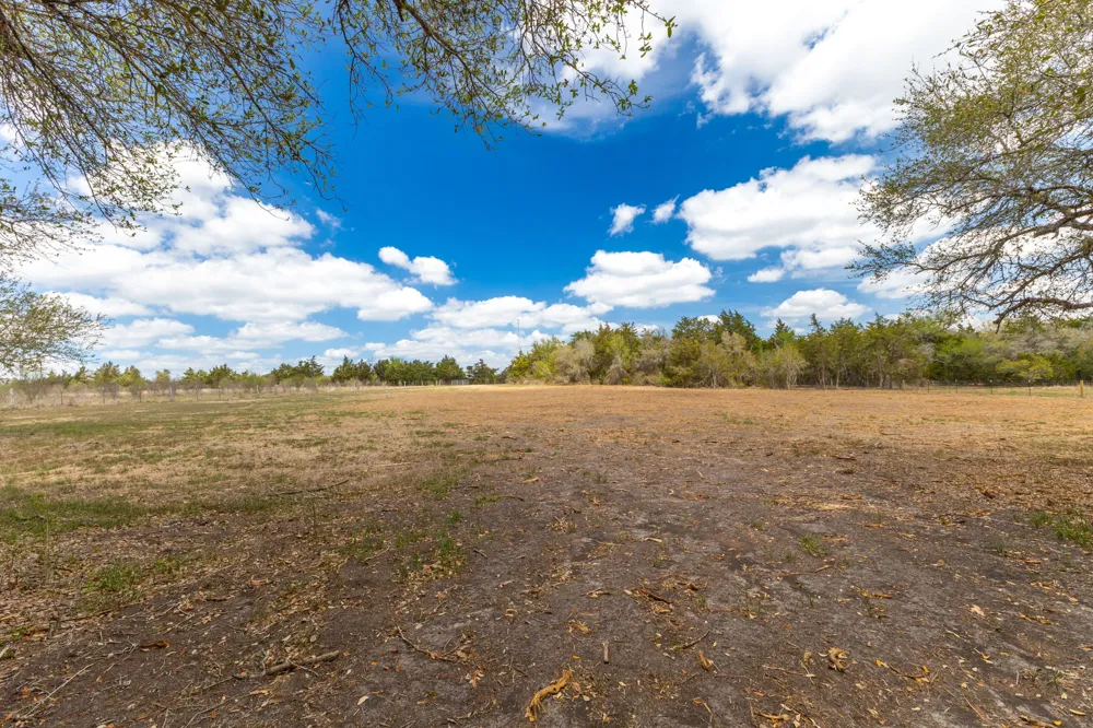 1910 Baca Loop Flatonia, TX 78941