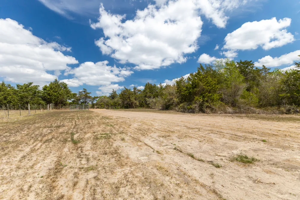 1910 Baca Loop Flatonia, TX 78941