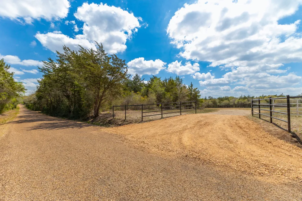 1910 Baca Loop Flatonia, TX 78941