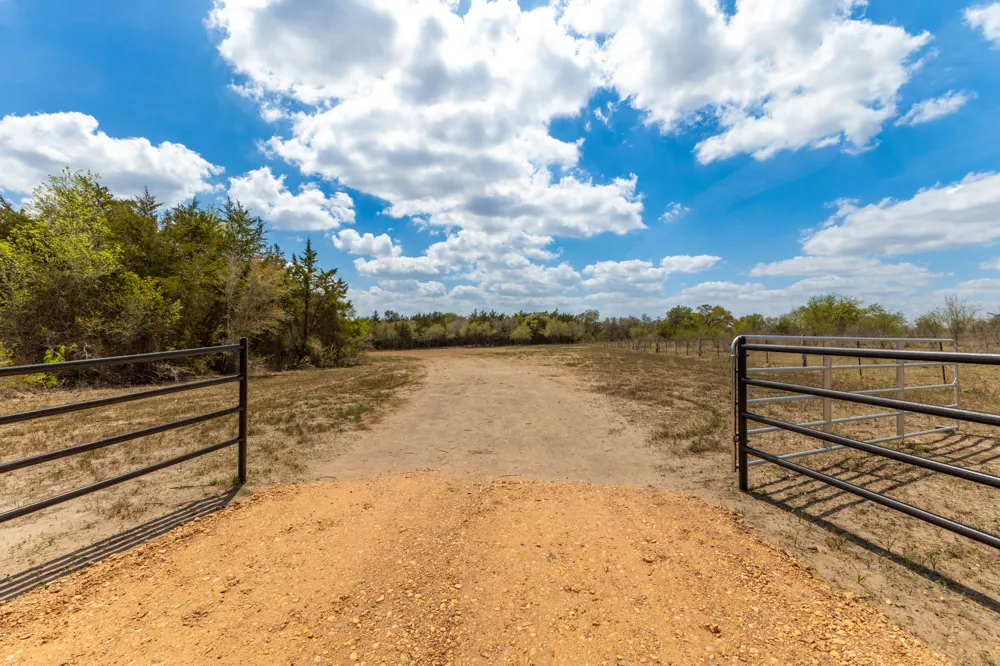 1910 Baca Loop Flatonia, TX 78941