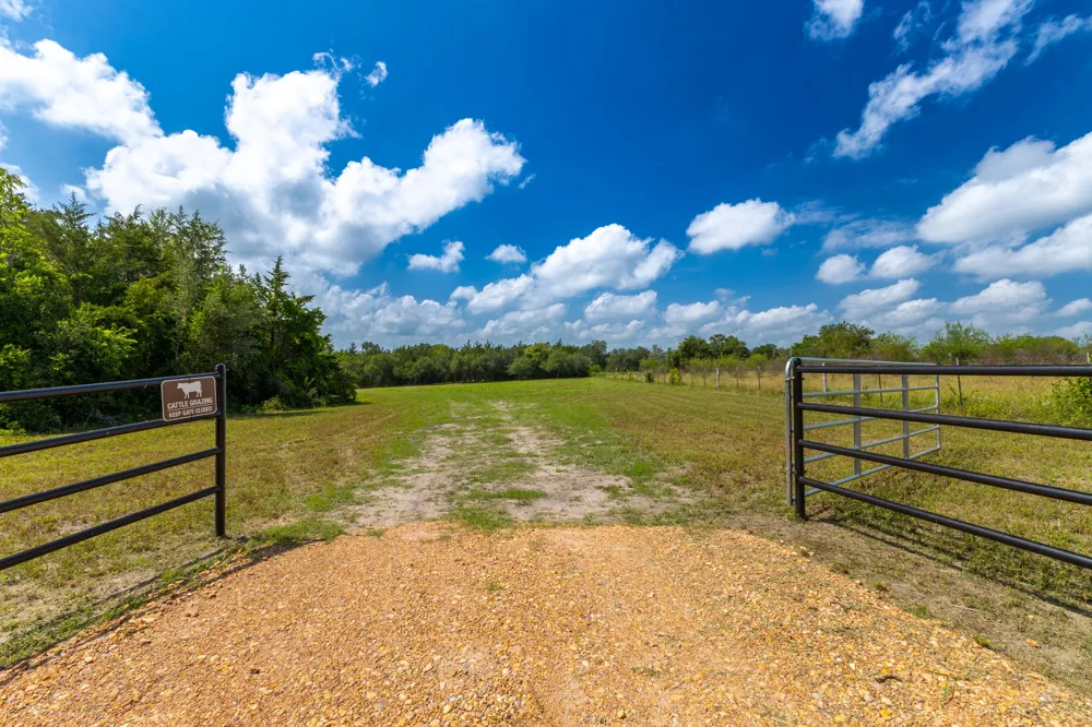 1910 Baca Loop Flatonia, TX 78941
