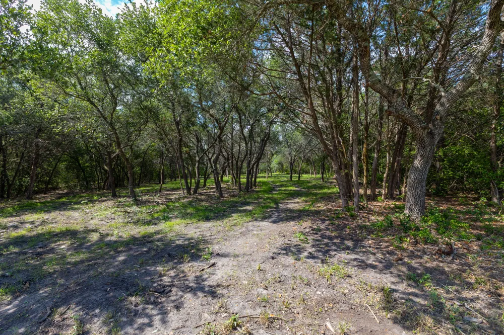 1910 Baca Loop Flatonia, TX 78941