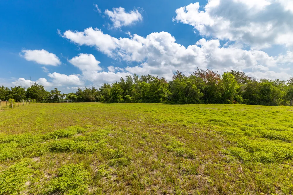 1910 Baca Loop Flatonia, TX 78941