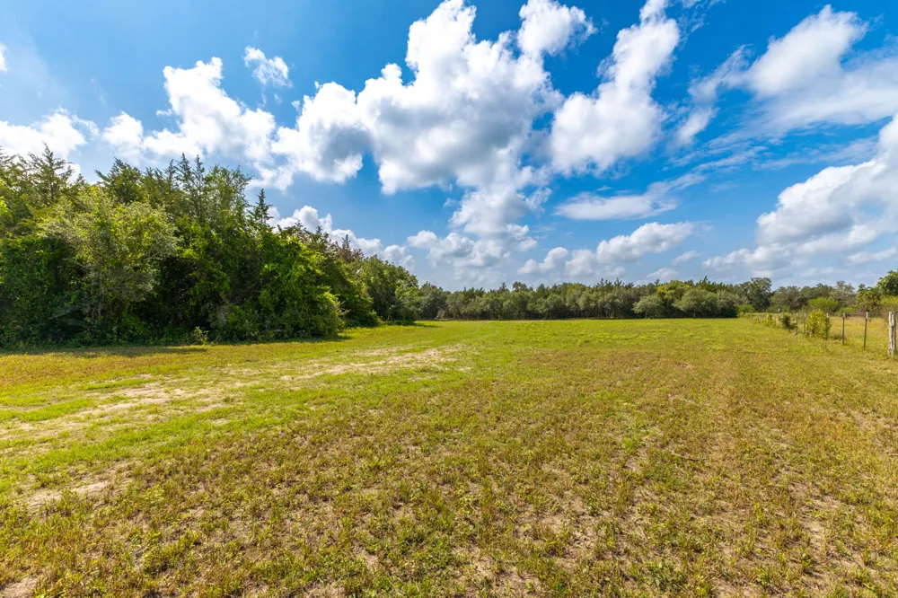 1910 Baca Loop Flatonia, TX 78941