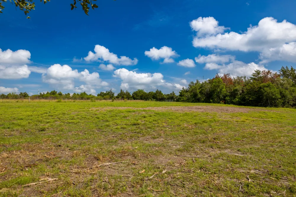 1910 Baca Loop Flatonia, TX 78941