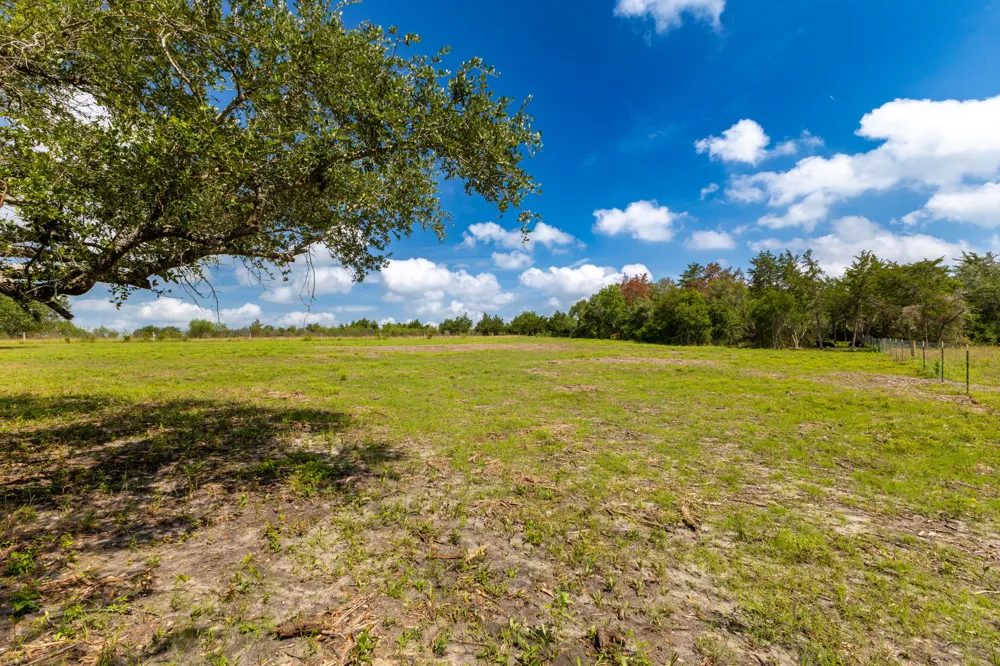 1910 Baca Loop Flatonia, TX 78941