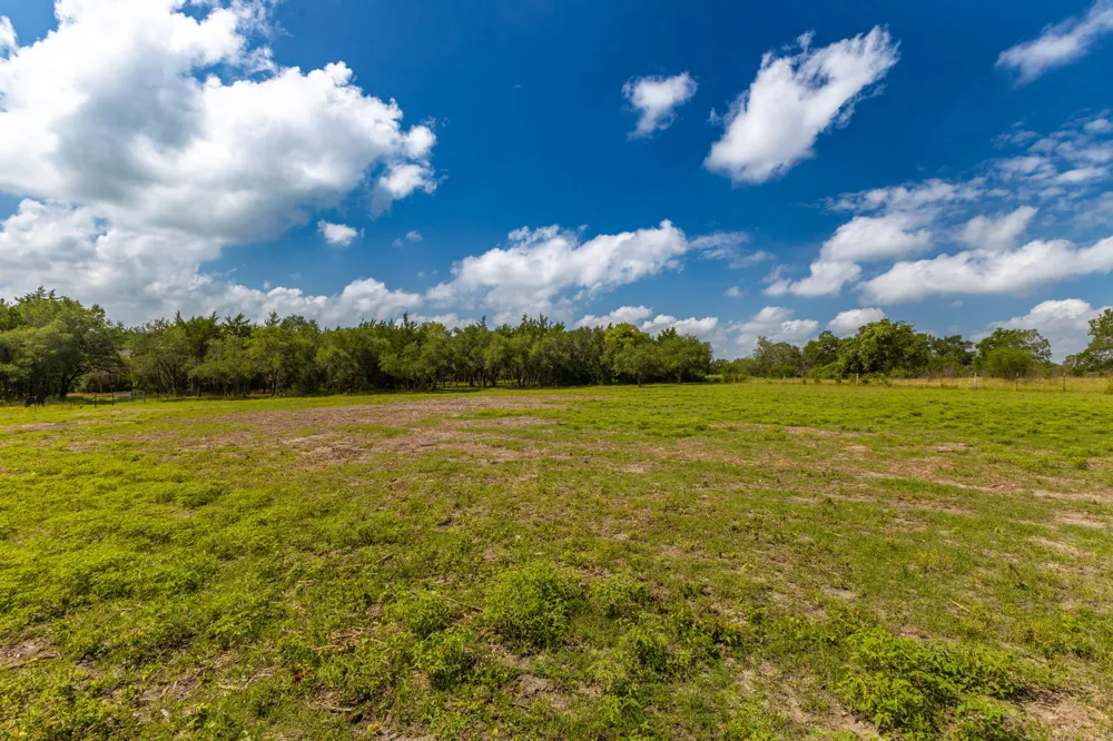 1910 Baca Loop Flatonia, TX 78941