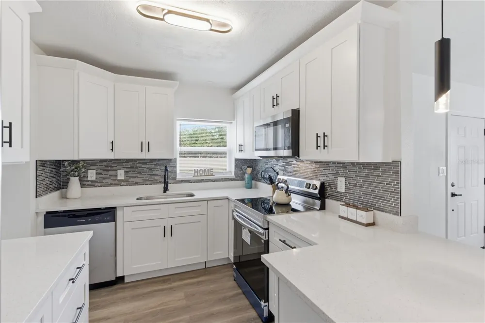 923 1ST AVENUE NW Largo, FL 33770