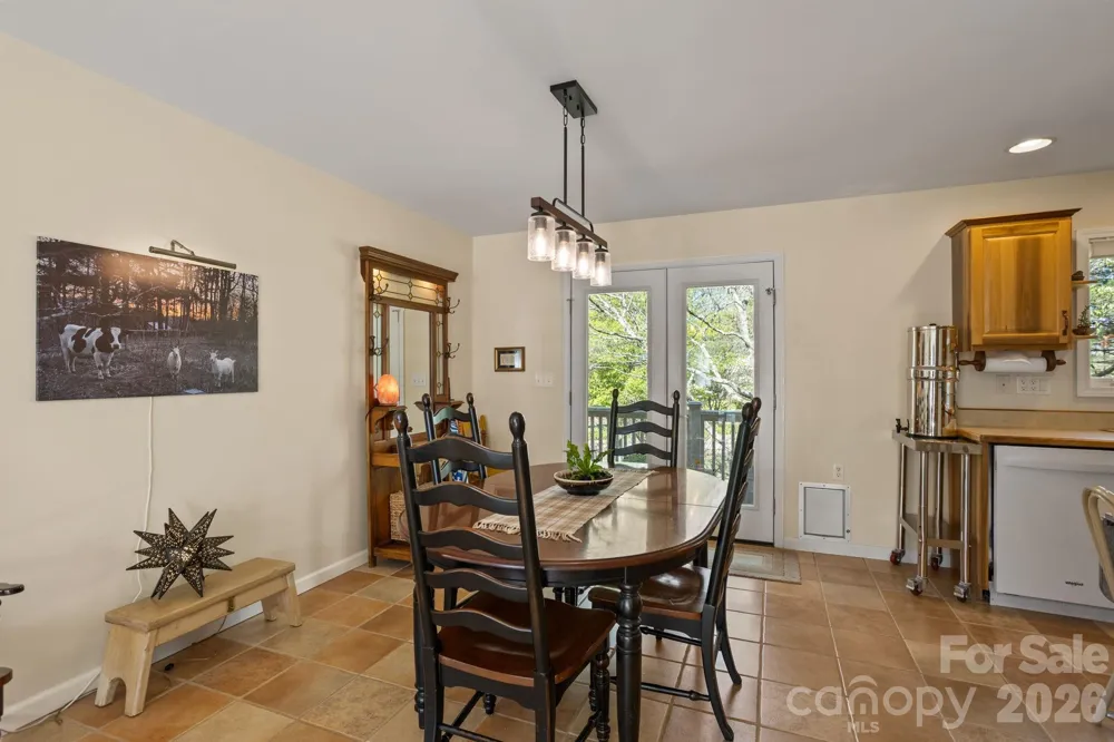 367 Crescent Street Saluda, NC 28773