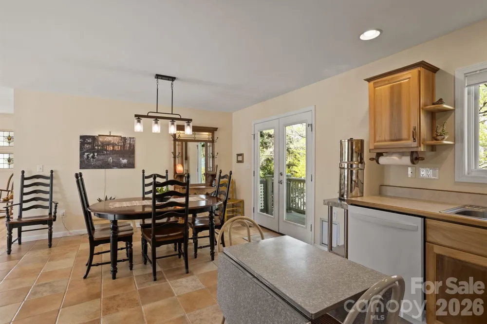 367 Crescent Street Saluda, NC 28773